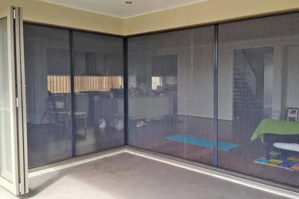 Retractable screen-